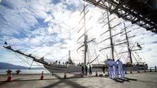 Navio da Marinha atracado no Porto de Santos abre as portas para visitação gratuita e atrai moradores e turistas - Imagem: Reprodução / Correio do Litoral