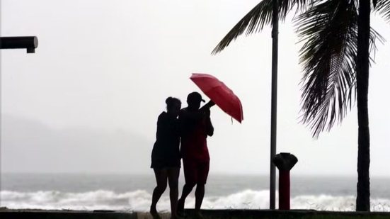 As temperaturas devem cair significativamente, com mínimas de 12°C no interior e 15°C no litoral, além de chuvas isoladas - Foto: Alexsander Ferraz/ A Tribuna Jornal