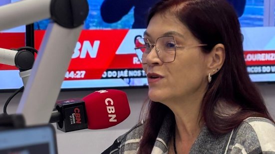 A vereadora e psicóloga Claudia Alonso, que concedeu entrevista à Rádio CBN Santos, abordou os planos de ajuda às vítimas de incêndio - Foto: Rádio CBN Santos