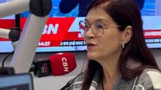 A vereadora e psicóloga Claudia Alonso, que concedeu entrevista à Rádio CBN Santos, abordou os planos de ajuda às vítimas de incêndio - Foto: Rádio CBN Santos