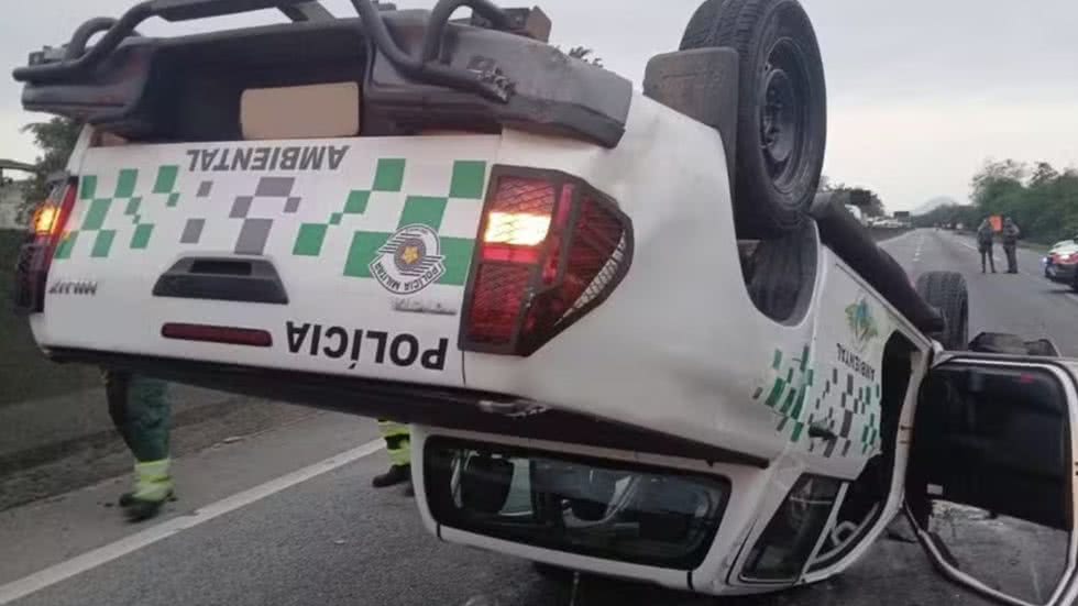 Capotamento da viatura gerou congestionamento de 7 km na rodovia, destacando a importância da manutenção das pistas - Foto: Artesp