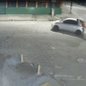 Câmeras de segurança registraram o acidente; motociclista foi arremessado e ficou desacordado após colisão - Imagem: Reprodução