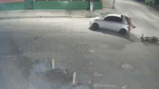 Câmeras de segurança registraram o acidente; motociclista foi arremessado e ficou desacordado após colisão - Imagem: Reprodução