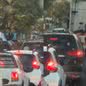 Vídeo registra criminosos saqueando carro em rodovia congestionada no litoral de SP - Imagem: Reprodução/ Redes Sociais
