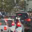 Vídeo registra criminosos saqueando carro em rodovia congestionada no litoral de SP - Imagem: Reprodução/ Redes Sociais