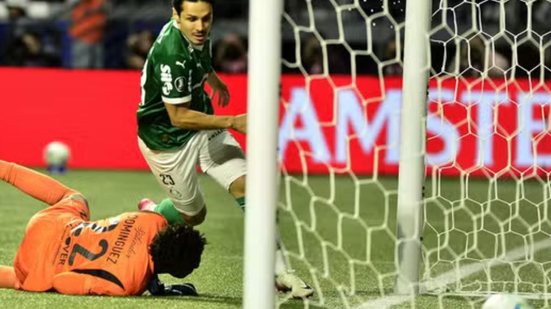 Veiga marca o terceiro gol para o Palmeiras - Foto: Marcos Ribolli