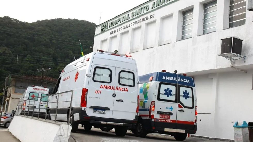 Após o ataque, a vítima foi internada no Hospital Santo Amaro, enquanto a polícia busca pistas sobre o criminoso - Foto: Reprodução/ Matheus Tagé/ A Tribuna Jornal