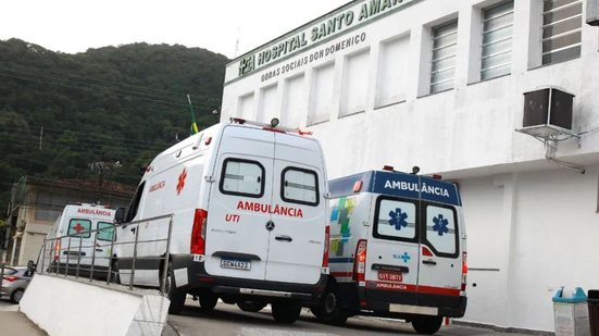Após o ataque, a vítima foi internada no Hospital Santo Amaro, enquanto a polícia busca pistas sobre o criminoso - Foto: Reprodução/ Matheus Tagé/ A Tribuna Jornal