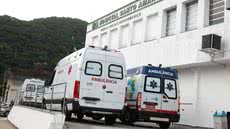 Após o ataque, a vítima foi internada no Hospital Santo Amaro, enquanto a polícia busca pistas sobre o criminoso - Foto: Reprodução/ Matheus Tagé/ A Tribuna Jornal