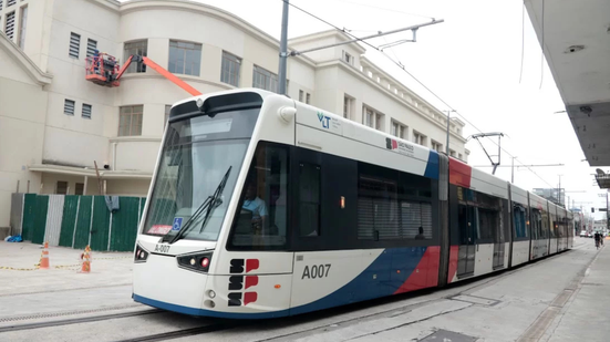 Composição do VLT em Santos; tarifa do sistema teve reajuste e passou a custar R$ 5,60 em 2026 - Imagem: Reprodução