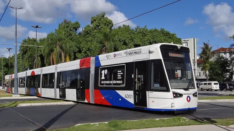 Saiba como agir em casos de mal súbito em transportes públicos, garantindo a segurança da vítima e dos demais passageiros - Imagem: Reprodução