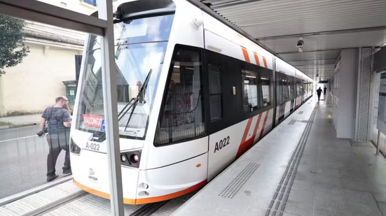 O VLT possui 8 quilômetros de extensão e conta com 12 estações. - Imagem: Reprodução