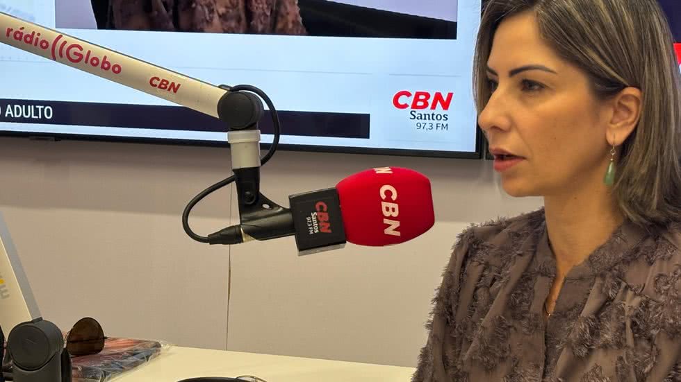 A arquiteta relata que decidiu dedicar 100% da sua vida para estudar o assunto para colaborar com o desenvolvimento de seus filhos - Imagem: CBN Santos