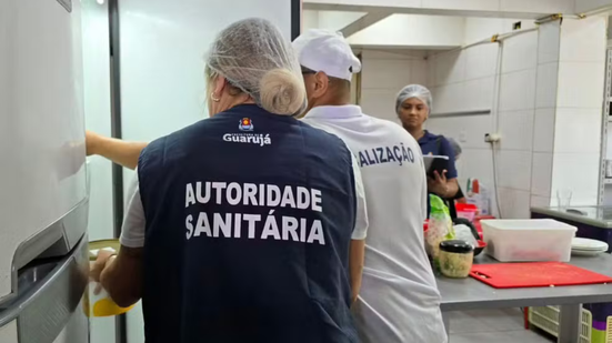 Vigilância Sanitária inspeciona quiosques e carrinhos nas praias de Guarujá durante a Operação Verão. - Imagem: Divulgação/Prefeitura de Guarujá