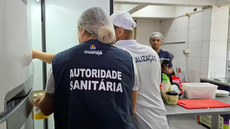 Vigilância Sanitária inspeciona quiosques e carrinhos nas praias de Guarujá durante a Operação Verão. - Imagem: Divulgação/Prefeitura de Guarujá
