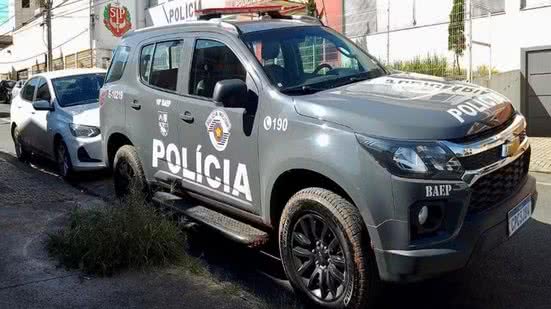 A Polícia Militar prendeu, na madrugada desta segunda-feira (5), em Itanhaém, no litoral de São Paulo, um homem que estava foragido e é investigado por suspeita de integrar uma posição de liderança do PCC e atuar na região de Piracicaba - Imagem: Baep/Divulgação