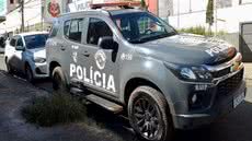 A Polícia Militar prendeu, na madrugada desta segunda-feira (5), em Itanhaém, no litoral de São Paulo, um homem que estava foragido e é investigado por suspeita de integrar uma posição de liderança do PCC e atuar na região de Piracicaba - Imagem: Baep/Divulgação