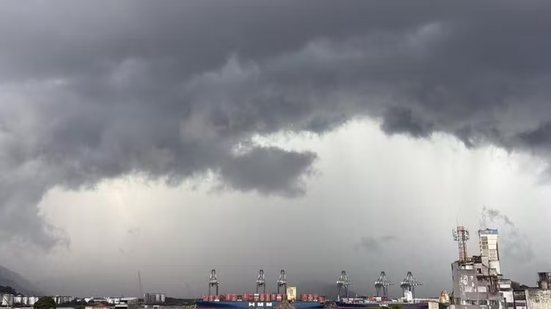 Baixada Santista e Vale do Ribeira têm previsão de chuva forte, rajadas de vento e possibilidade de tempestades entre sexta-feira (11) e sábado (12). Defesa Civil orienta moradores a evitarem áreas alagadas e locais próximos a árvores e postes - Imagem: Thiago D'Almeida/g1