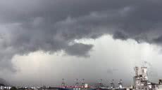Baixada Santista e Vale do Ribeira têm previsão de chuva forte, rajadas de vento e possibilidade de tempestades entre sexta-feira (11) e sábado (12). Defesa Civil orienta moradores a evitarem áreas alagadas e locais próximos a árvores e postes - Imagem: Thiago D'Almeida/g1