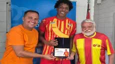 Johann Perea participou de desafio de chutes de longa distância em Santos após repercussão de golaço marcado no Campeonato Paulista A4 - Imagem: Divulgação/Jabaquara