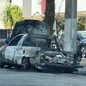 Carro é consumido pelo fogo em via movimentada de Santos; equipes do Corpo de Bombeiros controlaram as chamas sem registro de vítimas - Imagem: Matheus Croce/TV Tribuna
