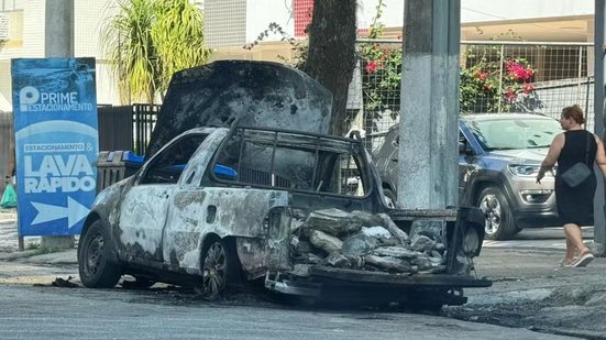 Carro é consumido pelo fogo em via movimentada de Santos; equipes do Corpo de Bombeiros controlaram as chamas sem registro de vítimas - Imagem: Matheus Croce/TV Tribuna