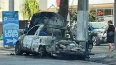 Carro é consumido pelo fogo em via movimentada de Santos; equipes do Corpo de Bombeiros controlaram as chamas sem registro de vítimas - Imagem: Matheus Croce/TV Tribuna