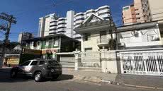 Residência no bairro Pompéia foi alvo de um assalto na manhã desta quarta-feira (29). Criminosos renderam os moradores, realizaram transferências bancárias e fugiram com o carro da família - Imagem: Yasmin Braga/TV Tribuna