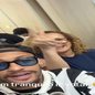 Neymar Jr. atraiu dezenas de fãs ao comparecer à sua seção eleitoral em Santos, no litoral de São Paulo, neste domingo (4). O jogador chegou usando a camisa do Santos Futebol Clube e acompanhado do amigo Cris Guedes - Imagem: Reprodução/Redes sociais
