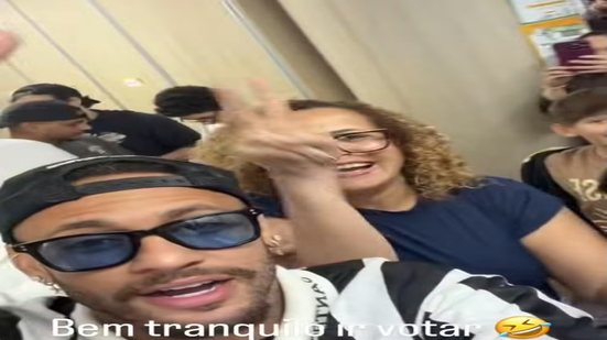 Neymar Jr. atraiu dezenas de fãs ao comparecer à sua seção eleitoral em Santos, no litoral de São Paulo, neste domingo (4). O jogador chegou usando a camisa do Santos Futebol Clube e acompanhado do amigo Cris Guedes - Imagem: Reprodução/Redes sociais