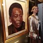 A artista sérvia Milena ZeVu apresenta retrato de Pelé produzido com mais de 17 mil cristais Swarovski durante cerimônia realizada no Museu Pelé, em Santos, na quinta-feira (22) - Imagem: Alexsander Ferraz/A Tribuna Jornal