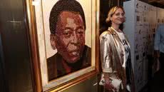 A artista sérvia Milena ZeVu apresenta retrato de Pelé produzido com mais de 17 mil cristais Swarovski durante cerimônia realizada no Museu Pelé, em Santos, na quinta-feira (22) - Imagem: Alexsander Ferraz/A Tribuna Jornal