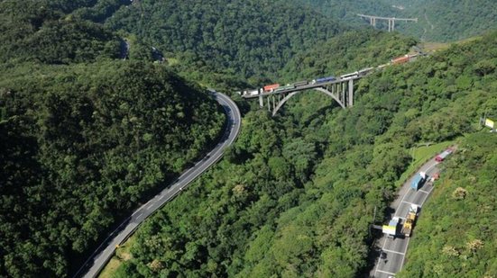 A expectativa é que a reforma reduza acidentes e melhore o fluxo de veículos pesados na Serra da Anchieta - Foto: Divulgção