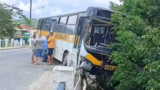 Equipes de resgate atuaram rapidamente, mas a ponte ficou interditada por horas, exigindo uma operação complexa para remoção do ônibus - Foto: Dione Aguiar/g1 Santos