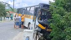 Equipes de resgate atuaram rapidamente, mas a ponte ficou interditada por horas, exigindo uma operação complexa para remoção do ônibus - Foto: Dione Aguiar/g1 Santos