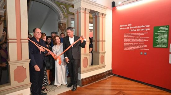 A exposição convida visitantes a explorar a rica trajetória de Santos, berço do Brasil moderno, com entrada gratuita até 10 de maio - Foto: Prefeitura de Santos