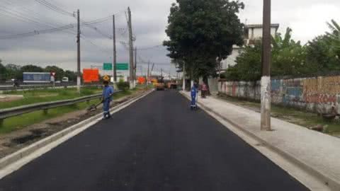 A via recebeu novas calçadas de concreto, com acabamento em piso polido - Imagem: reprodução redes sociais