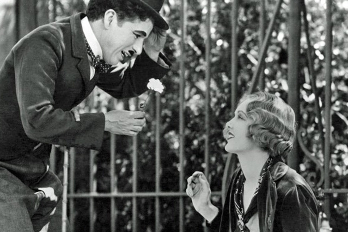 A florista cega oferece uma flor ao Vagabundo, em Luzes da Cidade (1931) 