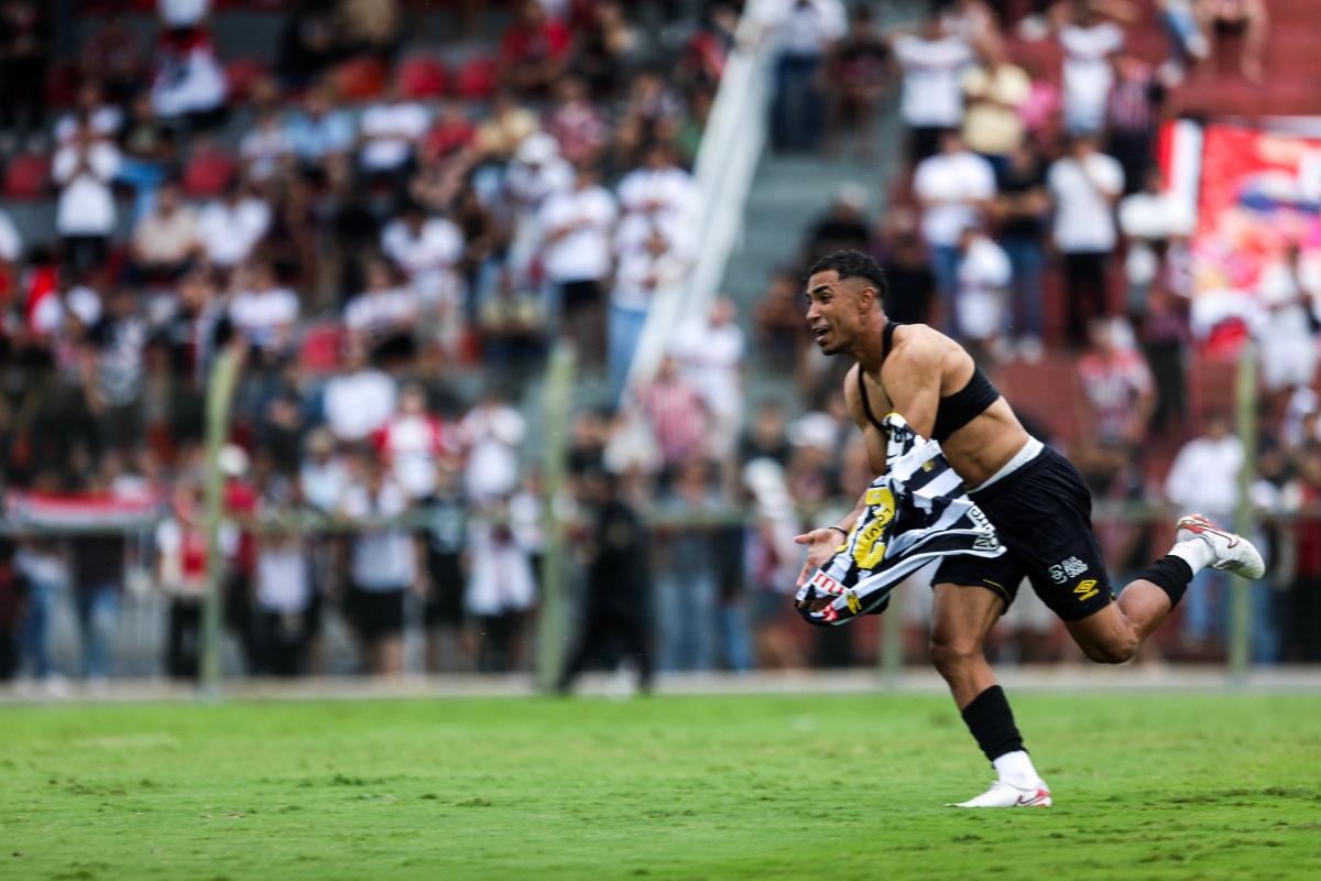 Laurindo, que entrou durante a partida, marca o pênalti do título - Foto: Reinaldo Campos / Santos FC