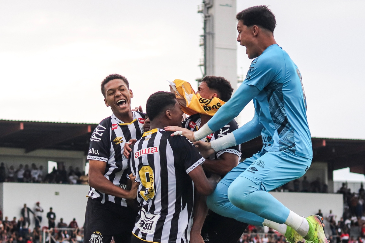 Ananias faz dois gols no empate heróico - Foto: Reinaldo Campos