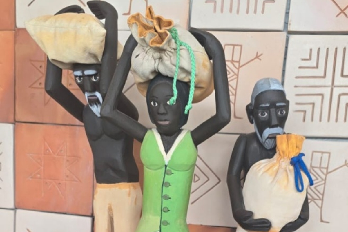 Família carregando sacos, de Stênio Rocha