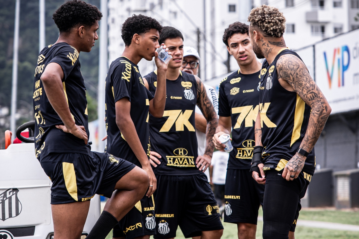 Neymar participa do treino em grupo com uma proteção no joelho - Foto: Raul Baretta / Santos FC