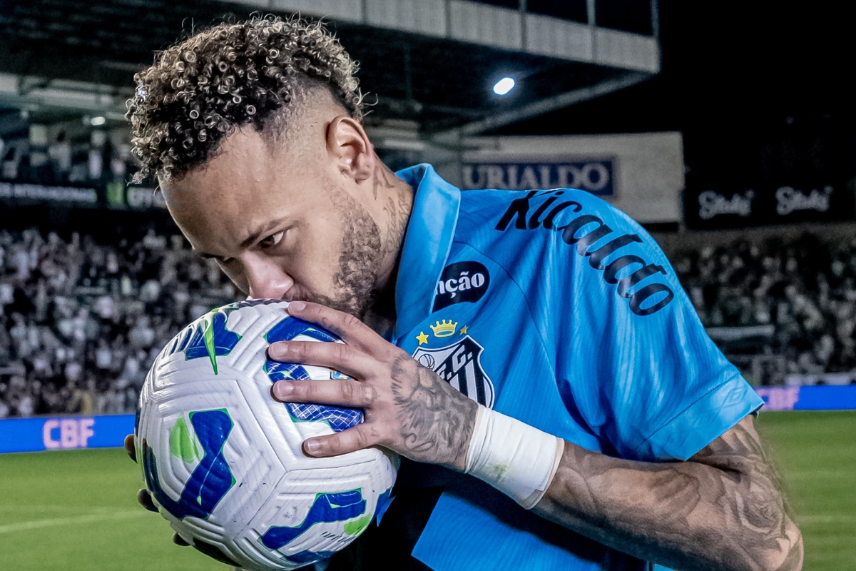 Neymar levou a bola após o hat-trick  -  Foto: Léo Paiva