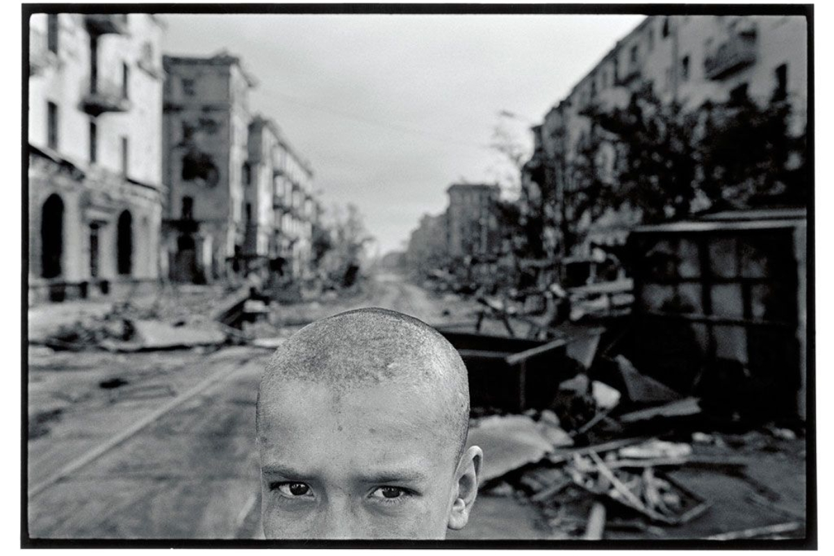 A infância diante das ruínas, quando a inocência já nasce ferida - Fotografia de guerra (2001), de James Nachtwey