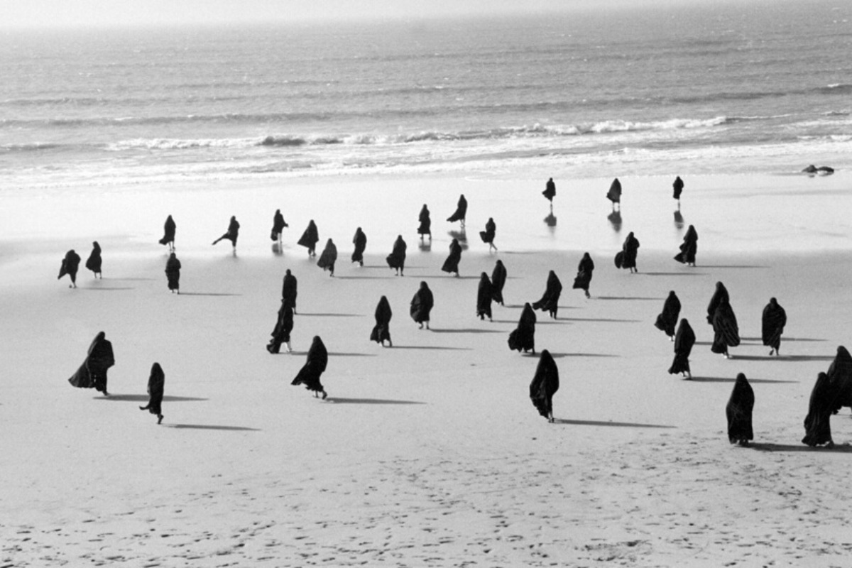 A dor que não explode, mas se carrega no corpo e no passo- Rapture, Arrebatamento, (1999), de Shirin Neshat