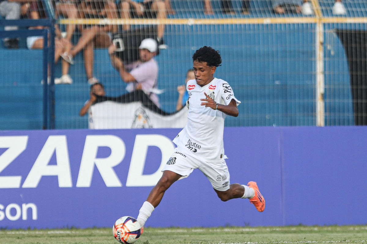 Nadson cobrou o escanteio que deu a origem ao gol decisivo - Foto: Reinaldo Campos / Santos FC