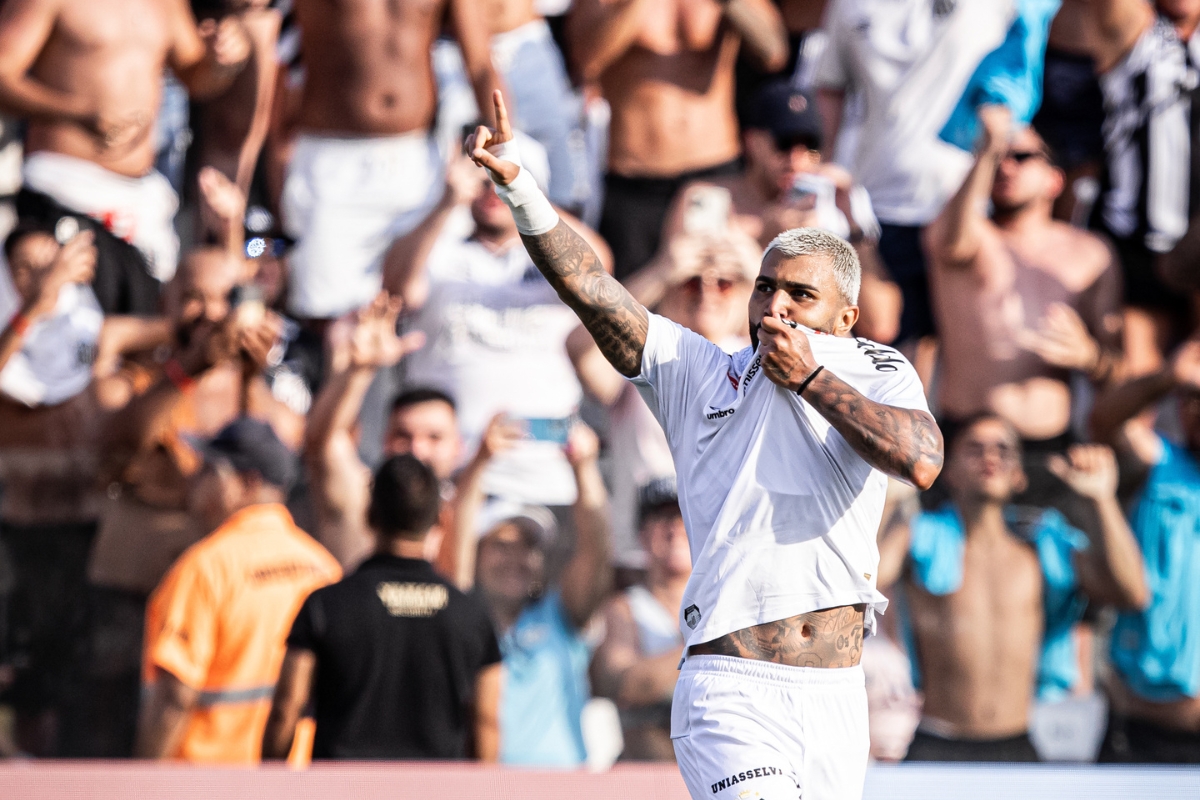 Gabigol marcando gol na estreia contra o Novorizontino - Foto: CBN Santos