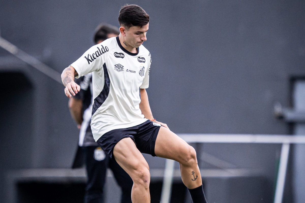 Barreal volta a ser relacionado na estreia no Brasilerão - Foto: Raul Baretta / Santos FC