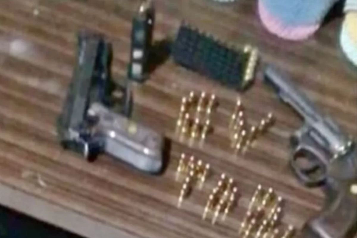 Revolver e munições apreendidas