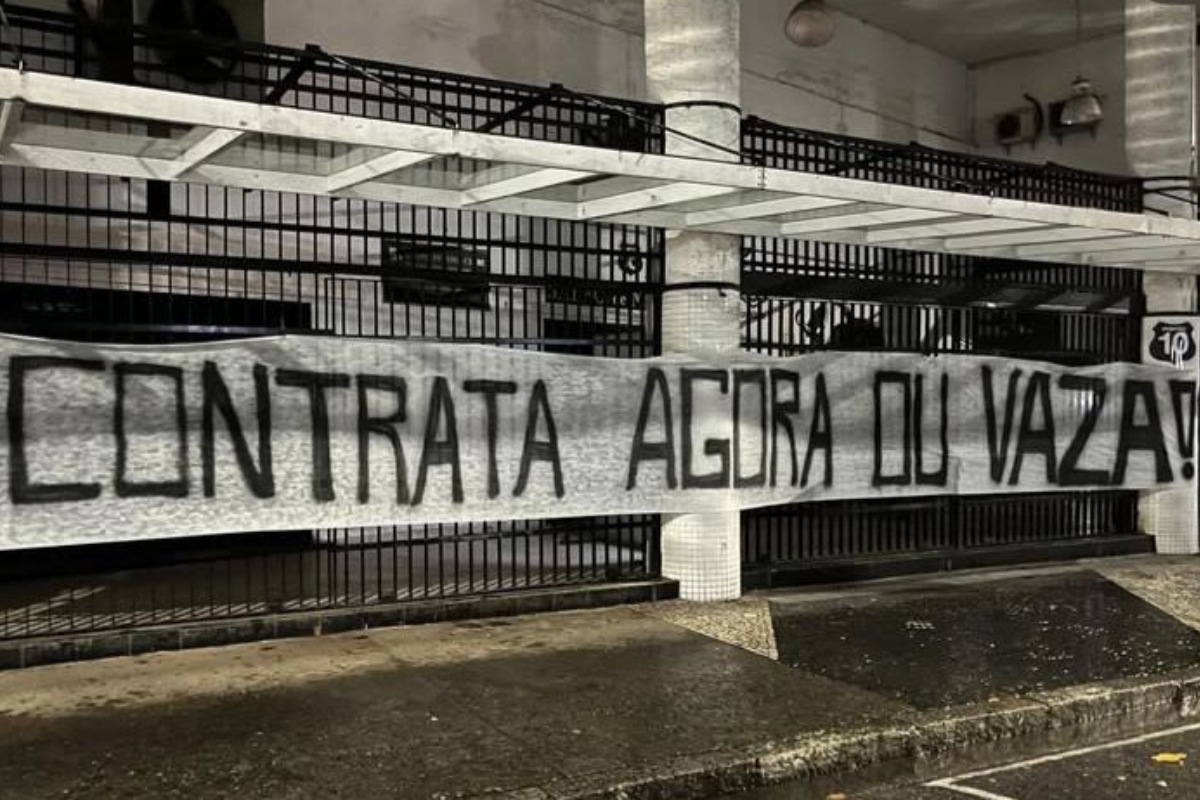 Faixa de protesto na Vila Belmiro - Imagem: Reprodução